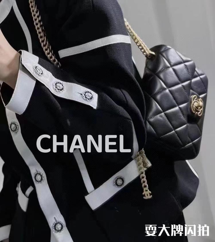 Chanel香奈儿 黑色珐琅扣CF芯片款双C吊坠 99🆕Chanel黑色珐琅扣cf 芯片款 尺寸24x16, 有两个珐琅双c吊坠 单肩斜挎都可以 ，附件 尘袋 盒子  票据🎫现货好价🉐️3万多🉐️